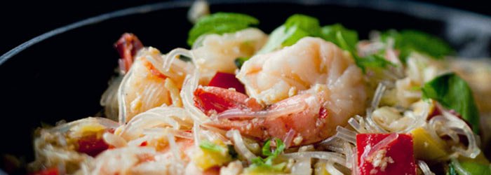 Pad Thai z kapustą pekińską, krewetkami i miętą