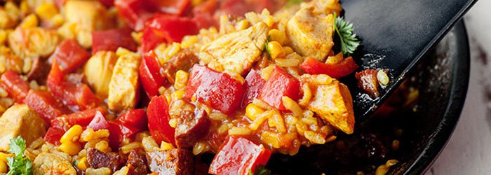Paella z kurczakiem i chorizo