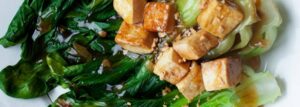 Pak choi z tofu i orzeszkami ziemnymi