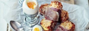 Paluszki z brioszki smażonej w parmezanie i szynce parmeńskiej