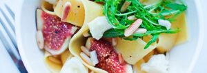 Pappardelle z figami, kozim serem i orzeszkami pinii