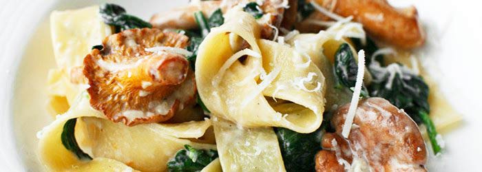 Pappardelle z kurkami, szpinakiem i orzechami włoskimi