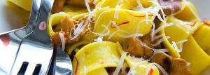 Pappardelle z kurkami w sosie szafranowym