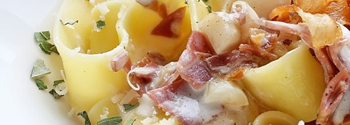 Pappardelle z szynką parmeńską, czosnkiem i orzechami