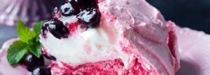 Pavlova “Cassis” z czarnymi porzeczkami