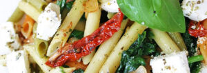 Penne ze szpinakiem, serem feta i suszonymi pomidorami