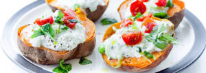 Pieczone bataty podawane z tzatziki