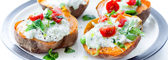 Pieczone bataty podawane z tzatziki