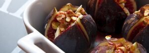 Pieczone figi z cynamonem i pistacjami