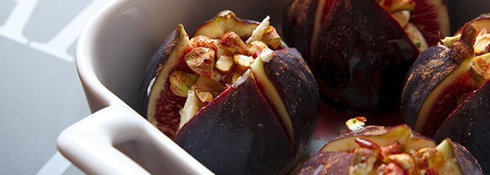 Pieczone figi z cynamonem i pistacjami
