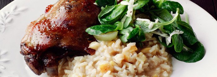 Pieczone gęsie udka na jabłkowym risotto