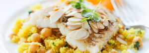 Pieczony halibut w płatkach migdałów z kuskusem i ciecierzycą