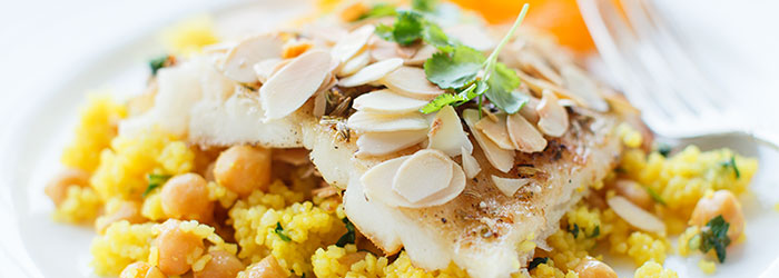Pieczony halibut w płatkach migdałów z kuskusem i ciecierzycą