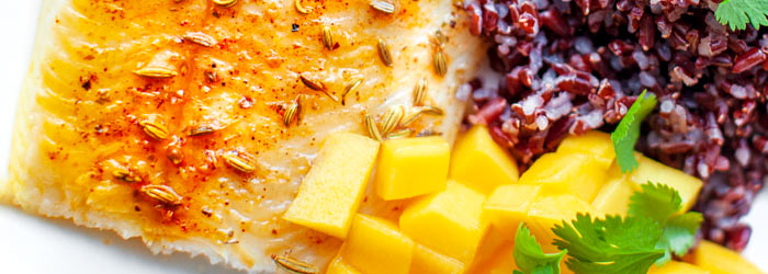 Pieczony halibut z czerwonym ryżem i salsą mango