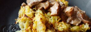 Pieczony placek ziemniaczany ze Stroganowem