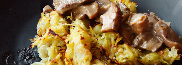Pieczony placek ziemniaczany ze Stroganowem