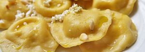 Pierogi z twardą ricottą, ziemniakami i orzeszkami pinii