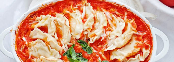 Pierożki z mozzarellą zapiekane w sosie pomidorowym