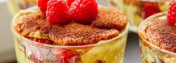 Pistacjowe tiramisu z malinami