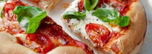 Pizza Caprese – z mozzarellą, pomidorkami i bazylią