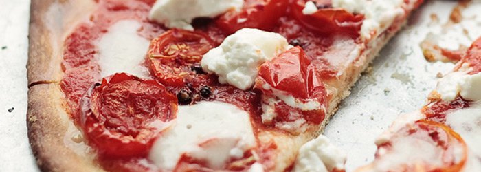 Pizza cienka i chrupiąca z pomidorami i mozzarellą
