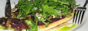 Pizza na cieście francuskim z marmoladą cebulową