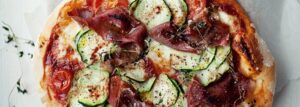 Pizza z cukinią i pikantnym salami