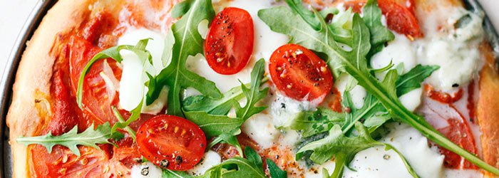 Pizza z gorgonzolą i pomidorami