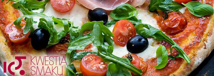 Pizza z mozzarellą, pomidorkami, rukolą i szynką parmeńską