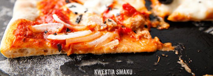 Pizza z tuńczykiem, ajwarem, oliwkami i cebulą