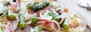 Pizza ze szparagami, pieczarkami, cebulą, boczkiem i białą mozzarellą