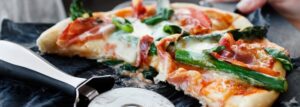 Pizza ze szparagami, z szynką lub jajkiem