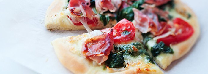 Pizza ze szpinakiem, szynką i pomidorami