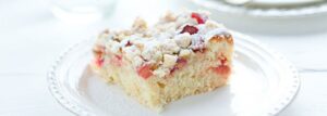 Placek drożdżowy z truskawkami, rabarbarem i kruszonką