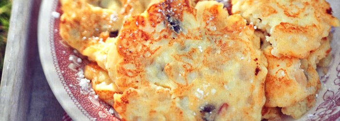 Cheese pancakes with apples, cinnamon and raisins