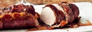 Polędwiczki w kolorowym pieprzu i szynce parmeńskiej