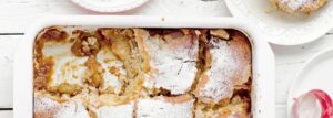 Pudding z rabarbarem, jabłkami i sosem karmelowym
