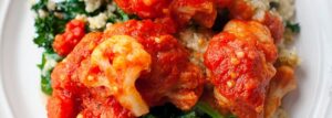 “Pulpeciki” z kalafiora w sosie pomidorowym z kaszą jaglaną i jarmużem