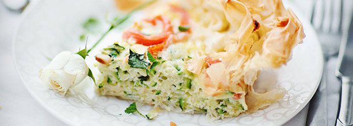 Quiche z ciasta fillo z cukinią, kozim serem, łososiem wędzonym i orzeszkami pinii