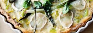 Quiche z duszonymi porami, kozim serem, szczypiorkiem i miętą
