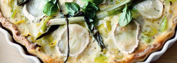 Quiche z duszonymi porami, kozim serem, szczypiorkiem i miętą