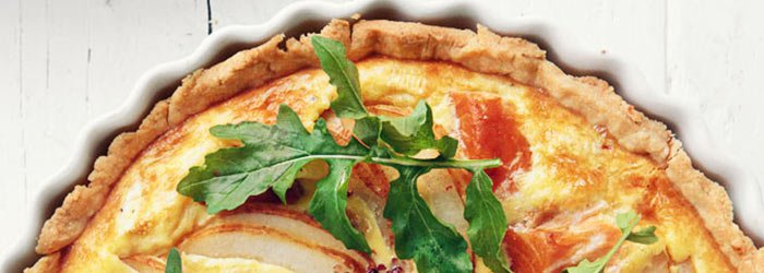 Quiche z łososiem wędzonym, gruszką i camembertem