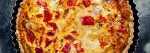 Quiche z pieczoną papryką i serem kozim lub fetą