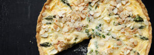 Quiche ze szparagami, parmezanem i płatkami migdałów