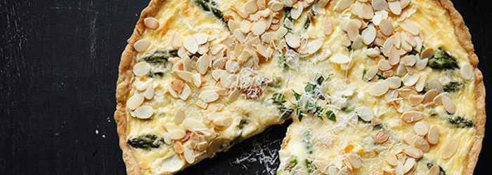 Quiche ze szparagami, parmezanem i płatkami migdałów