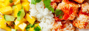 Rice Bowl z łososiem i salsą mango