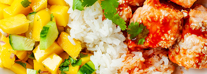 Rice Bowl z łososiem i salsą mango