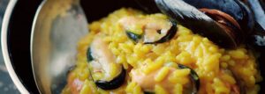 Risotto szafranowe z małżami