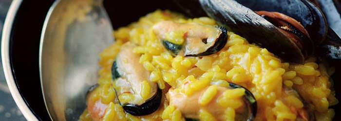 Risotto szafranowe z małżami