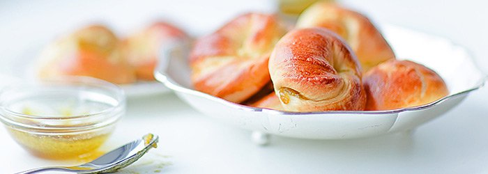 Rogaliki drożdżowe nadziewane marmoladą